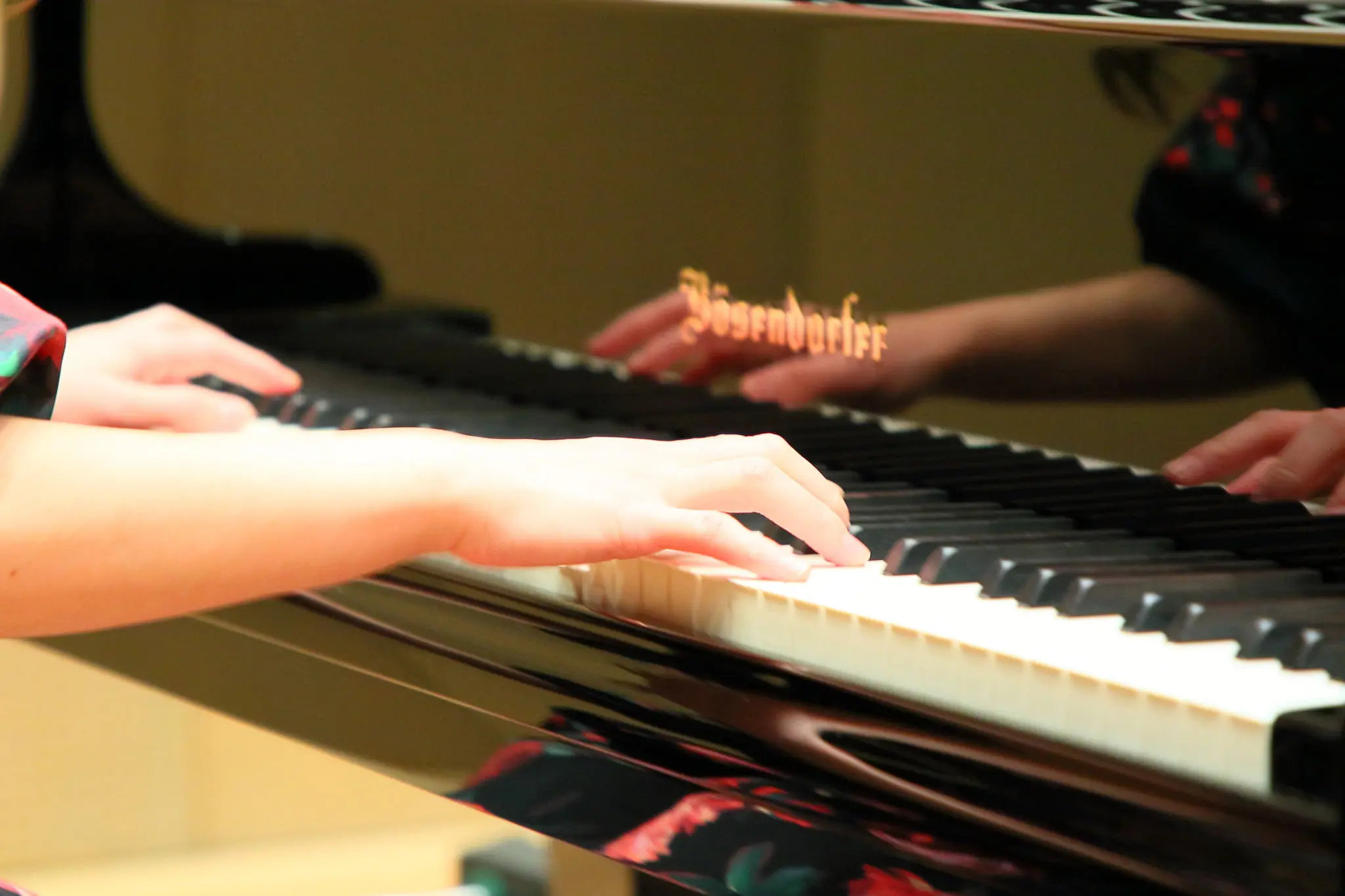 ピアノを弾く女性の手