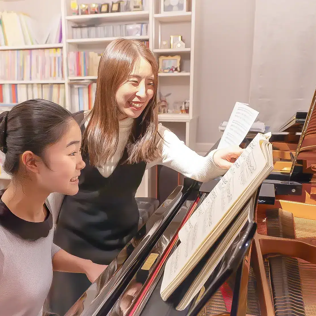ピアノ講師が生徒に楽譜を指しながらレッスンしている様子